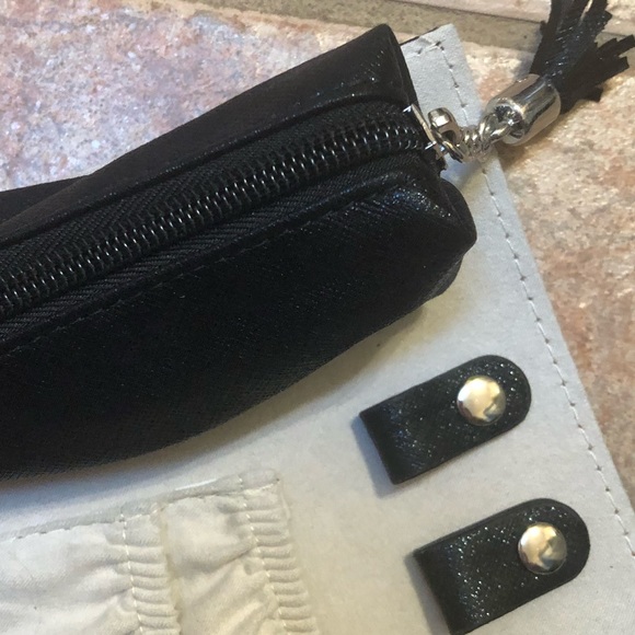 🖤🖤🖤 Shimmering Black Jewelry Roll 🖤🖤🖤 - Picture 4 of 7